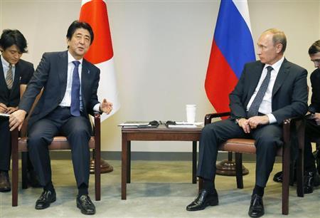 ロシアのウラジーミル・プーチン大統領（右）と会談する安倍晋三（しんぞう）首相。北方領土交渉は一筋縄ではいかない＝２０１５年９月２８日、米ニューヨークの国連本部（共同）
