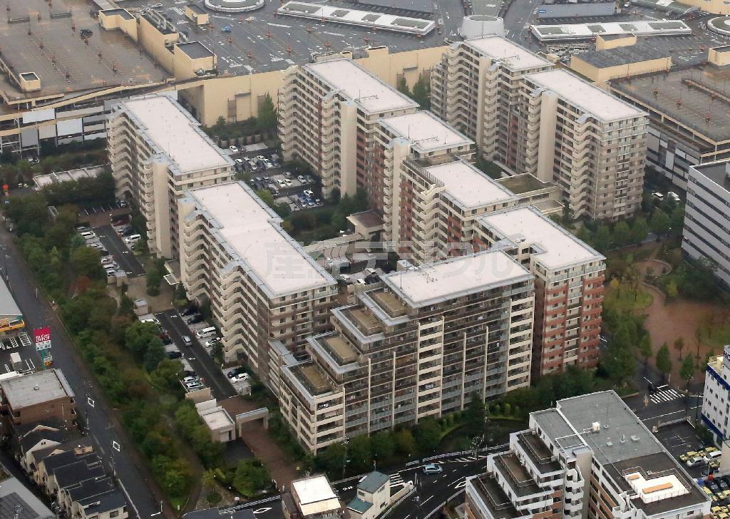 三井不動産レジデンシャルが、全棟の建て替えを前提に住民と協議する方針を固めたマンション＝２０１５年１０月１６日、神奈川県横浜市（共同通信社ヘリから撮影）
