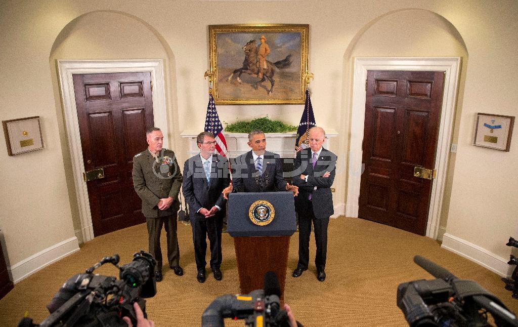 ホワイトハウスで、２０１６年末までに予定していたアフガニスタン駐留米軍の完全撤退を断念したことを発表するバラク・オバマ米大統領。右はジョー・バイデン副大統領、左はアシュトン・カーター国防長官、左端はジョセフ・ダンフォード統合参謀本部議長＝２０１５年１０月１５日、米国・首都ワシントン（ＡＰ）