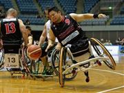 男子準決勝のオーストラリア戦で、懸命に攻め上がるエースの香西（こうざい）宏昭（９番）＝２０１５年１０月１６日、千葉県千葉市中央区の千葉ポートアリーナ（高橋朋彦撮影）