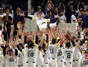 プロ野球パ・リーグのクライマックスシリーズ（ＣＳ）ファイナルステージを３連勝で制し、胴上げされるソフトバンクの工藤公康（きみやす）監督＝２０１５年１０月１６日、福岡県福岡市中央区のヤフオクドーム（山田喜貴撮影）