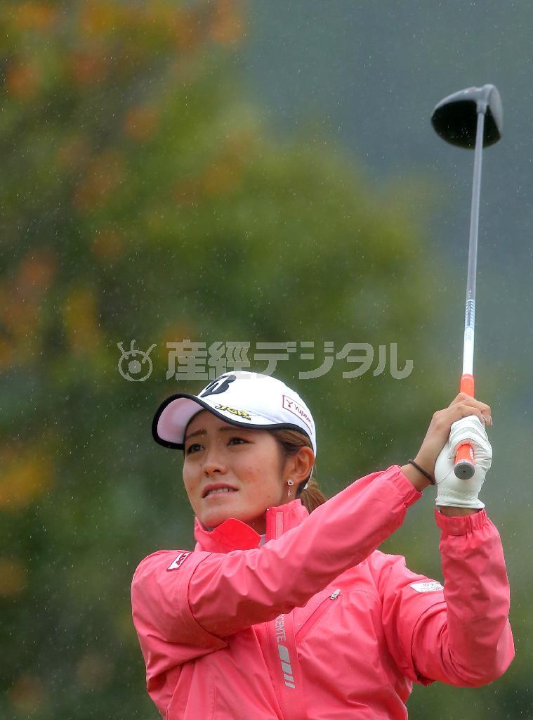 ９番でティーショットを打つ渡辺彩香（あやか）＝２０１５年１０月１６日、千葉県千葉市緑区の東急セブンハンドレッドＣ（蔵賢斗撮影）