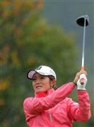 ９番でティーショットを打つ渡辺彩香（あやか）＝２０１５年１０月１６日、千葉県千葉市緑区の東急セブンハンドレッドＣ（蔵賢斗撮影）
