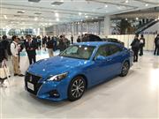 トヨタ自動車が一部改良して発売した「天空」色の「クラウン」＝東京都江東区