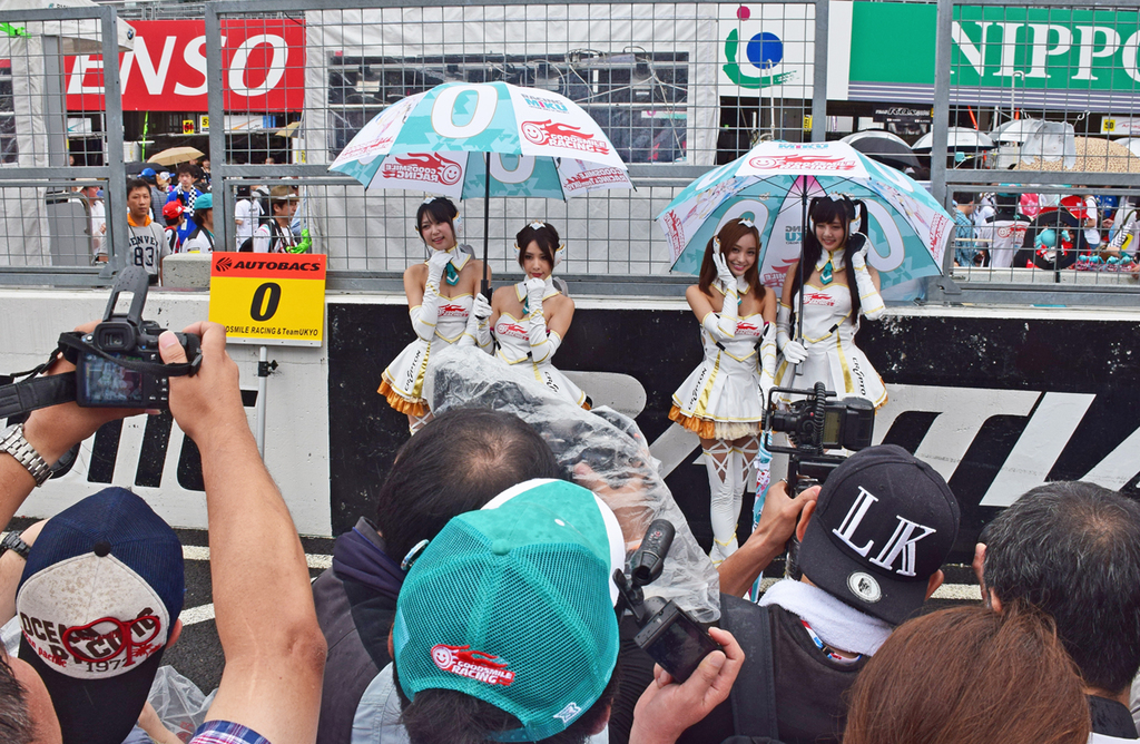 「グッドスマイルレーシング」のレーシングミクサポーターズ。常にファンに囲まれる人気を誇る