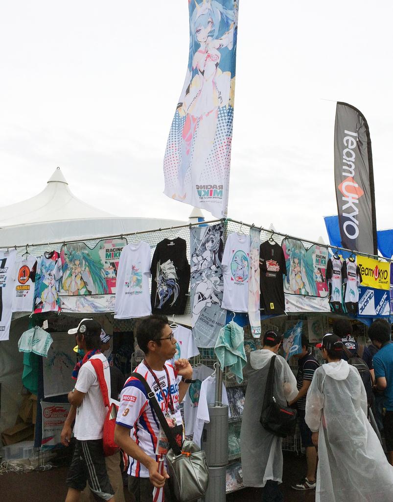 サーキットに設けた「グッドスマイルレーシング」のグッズ売り場