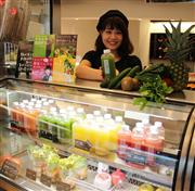 新鮮な野菜や果物の色鮮やかなコールドプレスジュースを並べた専門店「サロニック」＝大阪市北区
