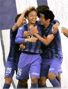 試合終了間際、決勝ゴールを決め祝福される広島・山岸智（１６）＝２０１５年１０月１７日、広島県広島市安佐南区のエディオンスタジアム広島（共同）