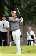 １６番ホールでセカンドショットを放つ小平智（さとし）＝２０１５年１０月１７日、兵庫県神戸市北区の六甲国際ゴルフ倶楽部（高井良治撮影）