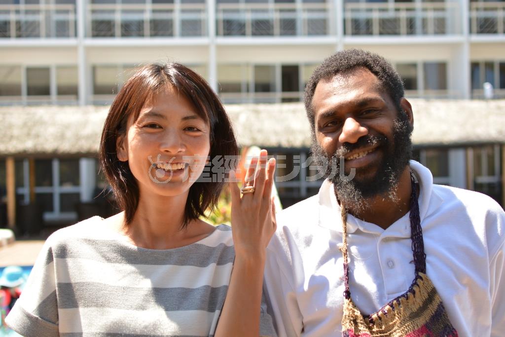 久しぶりに再会したトニー・ブルースさん（右）と相川梨絵（りえ）さん＝２０１５年９月２３日（相川梨絵さん提供）