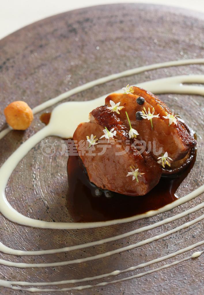 「京鴨ローストとハンバーグ＿アンコールペッパーソース」。京都で育てられた鴨肉をローストとハンバーグの２つの味が楽しめる一皿。ジャガイモのピュレとジャガイモのニョッキのフリットが添えられ、鴨肉から取られたソースに生コショウのアンコールペッパーがアクセント。料理はすべて７５００円のコースから＝２０１５年１０月５日、京都市中京区（志儀駒貴撮影）