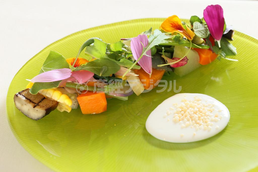 前菜３皿目「イクラと旬の野菜の取り合わせ」。カボチャや紫芋、冬瓜をはじめ、ルッコラや伏見唐辛子など４０種類の野菜が頂けるサラダ。温かい新米のソースとからめれば、夏の名残と秋の恵みを存分に頂ける＝２０１５年１０月５日、京都市中京区（志儀駒貴撮影）