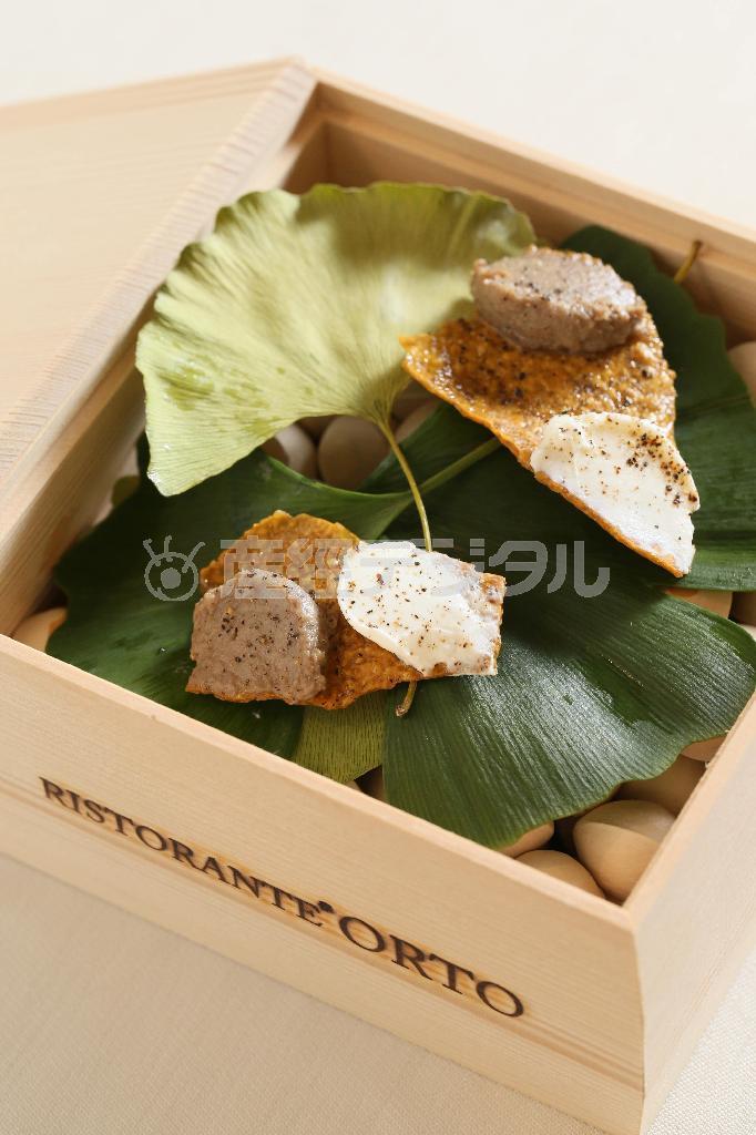 付きだしの「ぎんなんとウサギのレバーパテ＿フロマージュブランをそえて」は木箱一杯にぎんなんといちょうの葉が敷き詰められ、秋の気分を盛り上げる＝２０１５年１０月５日、京都市中京区（志儀駒貴撮影）