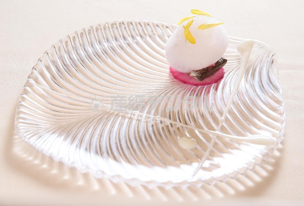 前菜の１皿目「サバのマリネと紫大根を使った一皿」は、生すし用のサバをマリネし、泡のソースが乗せられ、赤ジソのゼリーや大根のピクルスが添えられる。酸味で食欲をかき立てられる前菜の一品＝２０１５年１０月５日、京都市中京区（志儀駒貴撮影）