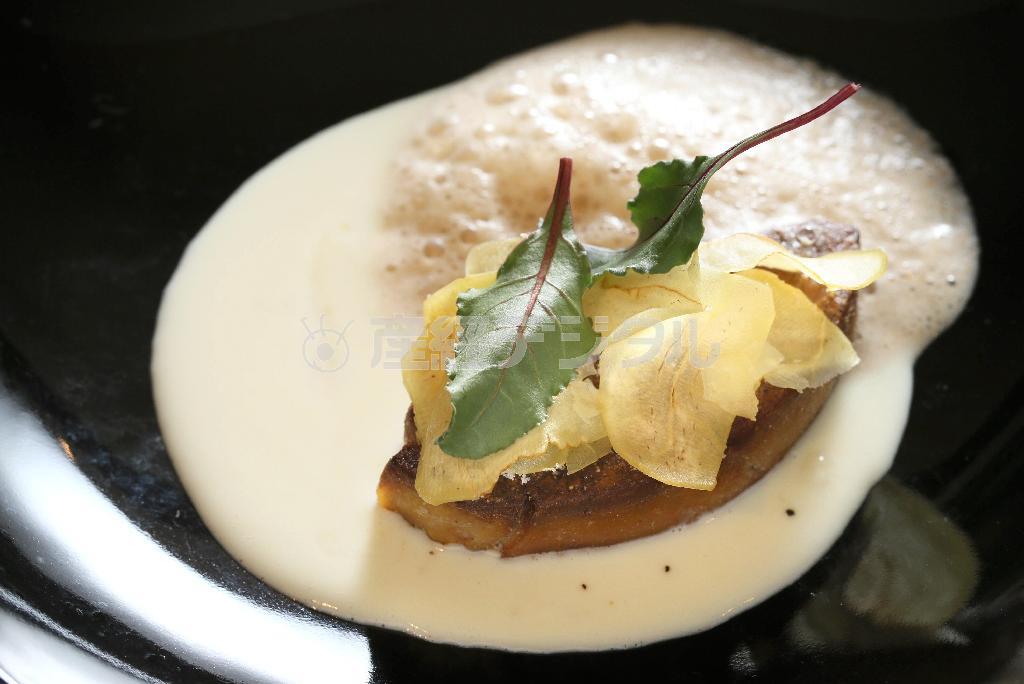 前菜２皿目「サツマイモのスープとフォアグラのポワレ＿エスプレッソのソース」。揚げられた栗のスライスチップがフォアグラを飾り、サツマイモの甘いスープとエスプレッソソースの苦みで味を引き締める＝２０１５年１０月５日、京都市中京区（志儀駒貴撮影）