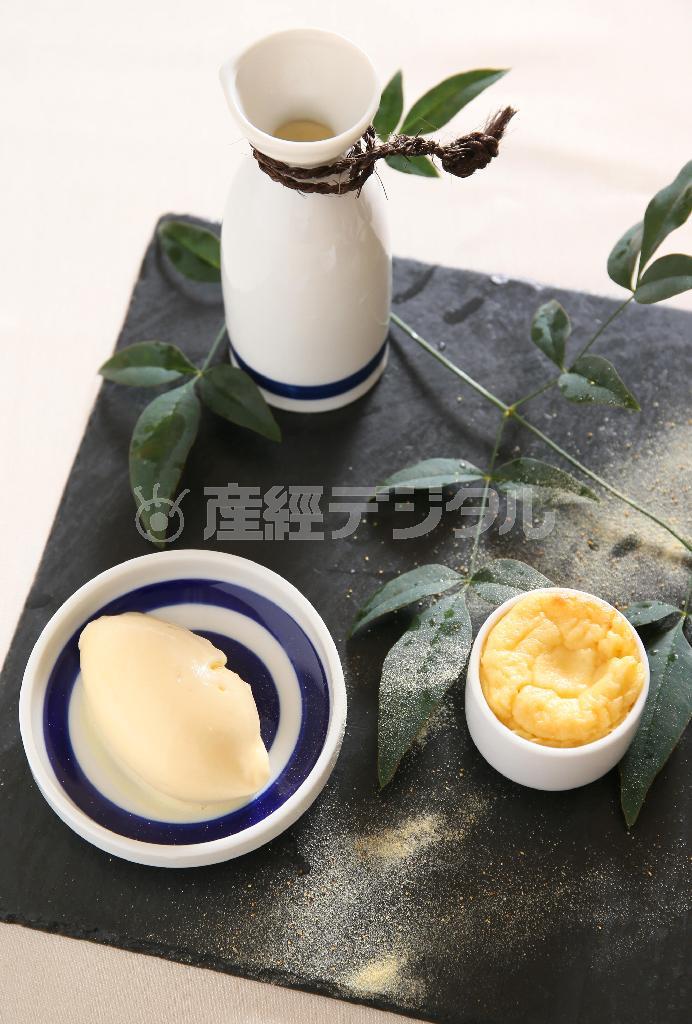 デザートの「伏見斎藤酒造＿純米大吟醸の酒粕スフレ」。おちょこに入った酒粕を発酵させた酵素ジュースを柚子のジェラートにかけて頂く。濃厚な酒粕のスフレは大人にふさわしい味わい。器にもシェフの遊び心がふんだんに盛り込まれている＝２０１５年１０月５日、京都市中京区（志儀駒貴撮影）