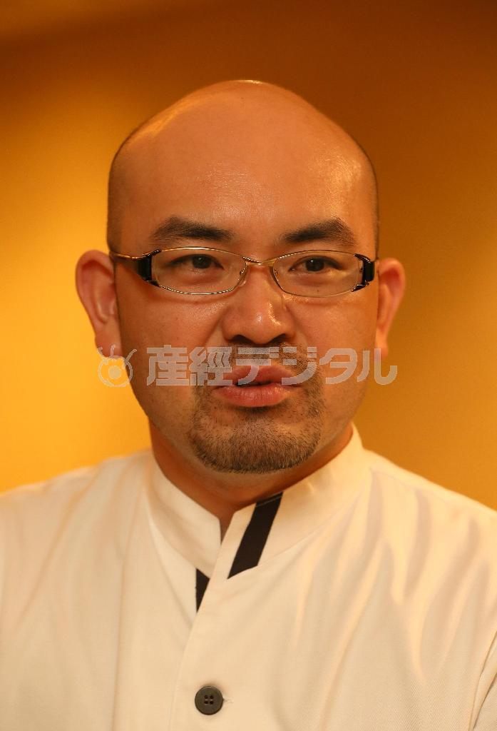 バターやオイルは極力控えて食材のうまみを存分に引き出す、オーナーシェフの谷村真司さん＝２０１５年１０月５日、京都市中京区（志儀駒貴撮影）