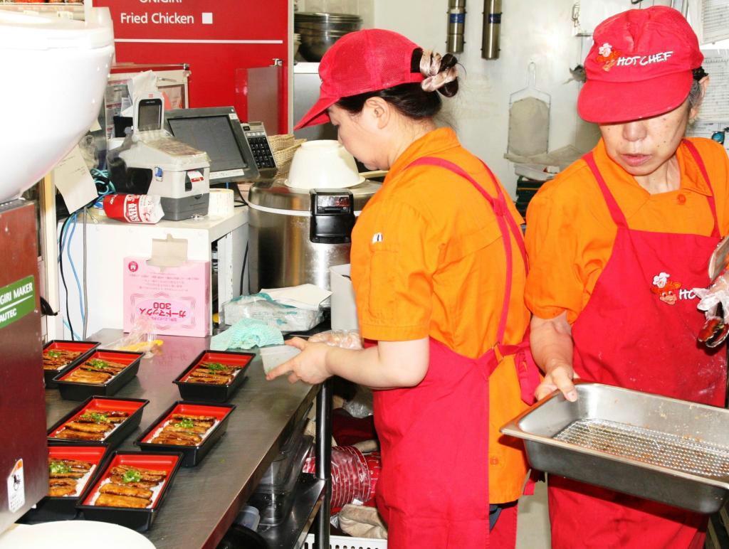 セイコーマートのホットシェフは店内で調理や盛りつけを行うため、出来たての味が楽しめるのが特徴で顧客の支持を集めている