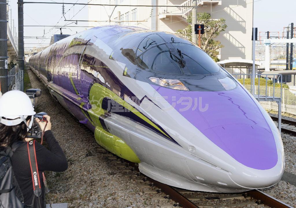 アニメ「新世紀エヴァンゲリオン」のデザインをあしらった５００系山陽新幹線＝１９日午後、福岡県那珂川町の博多総合車両所