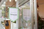 目黒のインテリアショップに掲げられるｈｏｕｚｚの旗