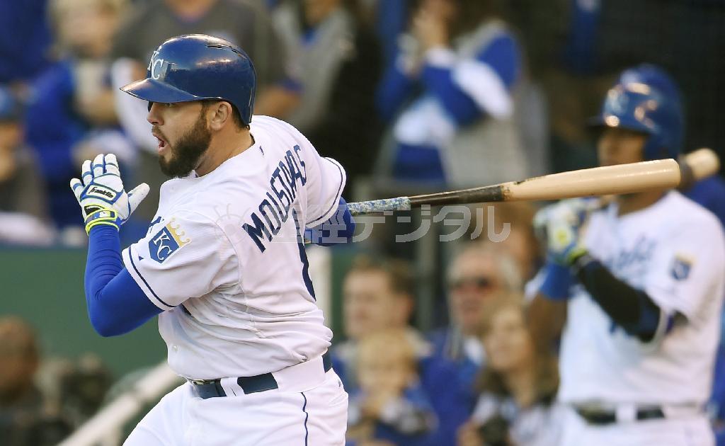 七回、右前に同点打を放つロイヤルズのマイク・ムスタカス＝２０１５年１０月１７日、米カンザス州カンザスシティー（共同）