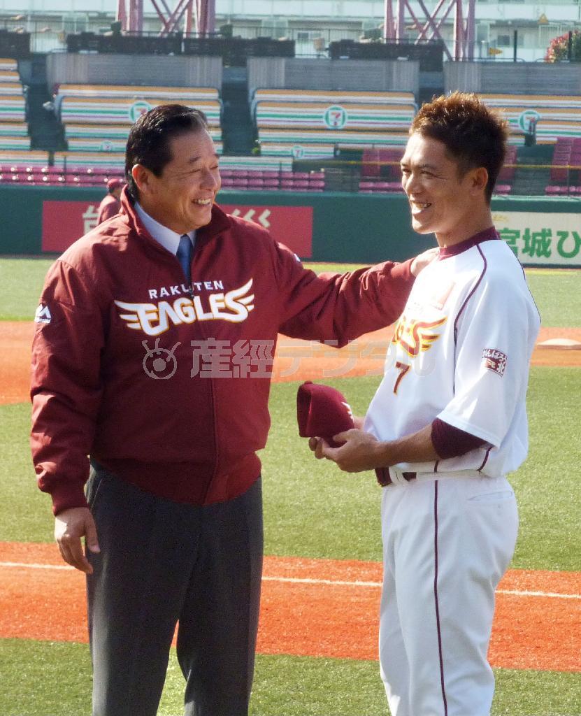 松井稼頭央（かずお、右）に笑顔で声を掛ける楽天の梨田昌孝新監督＝２０１５年１０月１８日、宮城県仙台市宮城野区のコボスタ宮城（共同）