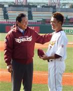 松井稼頭央（かずお、右）に笑顔で声を掛ける楽天の梨田昌孝新監督＝２０１５年１０月１８日、宮城県仙台市宮城野区のコボスタ宮城（共同）