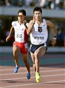 男子１００メートル２回目で１０秒０９を記録した桐生祥秀（よしひで、右）＝２０１５年１０月１８日、鳥取県鳥取市のコカ・コーラウエストスポーツパーク陸上競技場（共同）