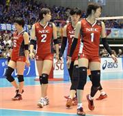 トヨタ車体にストレートで敗れ、肩を落とすＮＥＣの（右から）白垣里紗（しらがき・りさ）、島村春世（はるよ）、古賀紗理那（さりな）ら＝２０１５年１０月１８日、東京都渋谷区の東京体育館（共同）