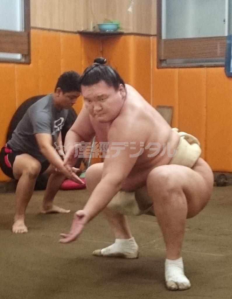 巡業参加前の最後の稽古をする横綱白鵬＝２０１５年１０月１８日、東京都墨田区の宮城野部屋（共同）