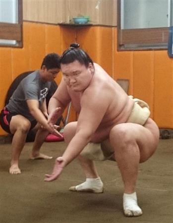 巡業参加前の最後の稽古をする横綱白鵬＝２０１５年１０月１８日、東京都墨田区の宮城野部屋（共同）