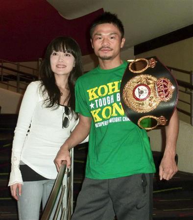 世界ボクシング協会（ＷＢＡ）スーパーフライ級で２度目の防衛に成功した河野公平。左は芽衣夫人＝２０１５年１０月１７日、米イリノイ州シカゴ（共同）