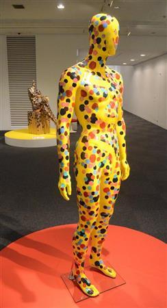 本田雅啓「男性一世」（手前）と「魔根金・二体」＝２０１５年１０月１４日（原圭介撮影）