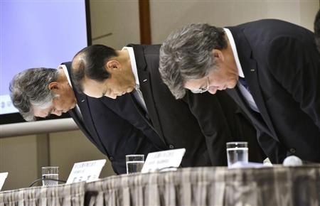 横浜市都筑区の傾斜マンション問題について謝罪する、（左から）旭化成の平居正仁副社長、浅野敏雄社長、旭化成建材の前田富弘社長＝２０日午後、東京都千代田区
