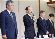 横浜市都筑区の傾斜マンション問題に関して記者会見する旭化成の浅野敏雄社長（左から２人目）ら＝２０日午後、東京都千代田区