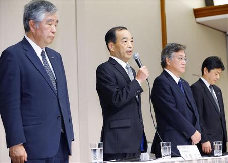 横浜市都筑区の傾斜マンション問題に関して記者会見する旭化成の浅野敏雄社長（左から２人目）ら＝２０日午後、東京都千代田区