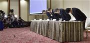 横浜市都筑区のマンション傾斜問題について謝罪する、旭化成の浅野敏雄社長（右から３人目）ら＝２０日午後、東京都千代田区