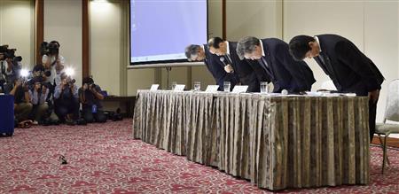 横浜市都筑区のマンション傾斜問題について謝罪する、旭化成の浅野敏雄社長（右から３人目）ら＝２０日午後、東京都千代田区