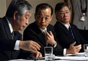 横浜市都筑区のマンションでデータの偽装を行った問題で旭化成が会見を開いた。会見中に話し込む（左から）旭化成の平居正仁副社長、浅野敏雄社長、旭化成建材の前田富弘社長＝２０日午後、東京都千代田区（鴨川一也撮影）