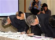 会見の最後に頭を下げる（左から）旭化成の平居正仁副社長、浅野敏雄社長、旭化成建材の前田富弘社長＝２０日午後、東京都千代田区（鴨川一也撮影）