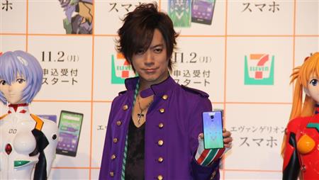 エヴァスマホ発表会に出席したDAIGOさん