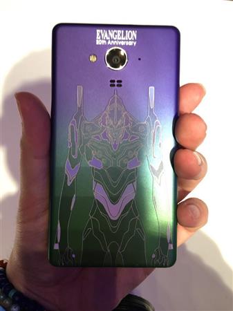「エヴァンゲリオンスマートフォン」の背面デザイン