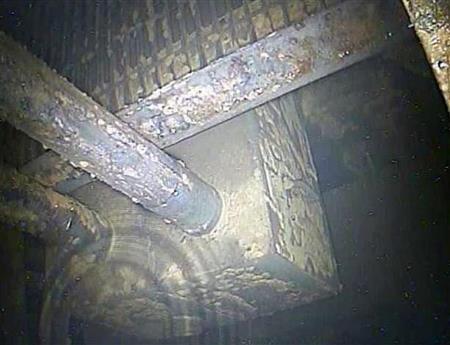 計測器付きのカメラで撮影された東京電力福島第１原発３号機の格納容器内部。左下の丸状の影は水面に浮かんだ波紋、左上は作業用の足場＝２０日午前（東京電力提供）