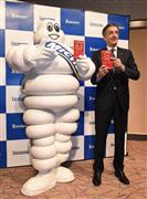 ミシュランガイド兵庫２０１６特別版、京都・大阪２０１６を発表する日本ミシュランタイヤのベルナール・デルマス代表取締役社長（右）＝２０日午後、神戸市東灘区（沢野貴信撮影）