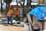 ホームレスの荷物などを片付けるハワイ・ホノルル市の職員。ハワイへのホームレス流入は２年ほど前から急増しているが、抜本的な解決策は見いだせないままだ＝２０１２年６月１日、米ハワイ州（ＡＰ）