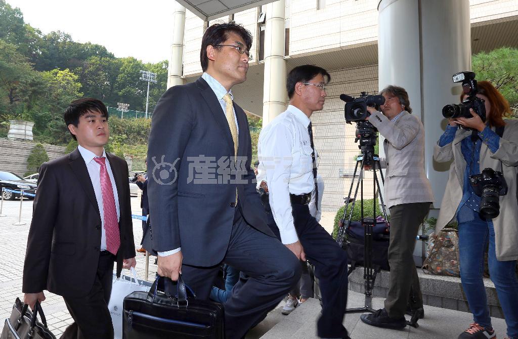 ソウル中央地裁に入る産経新聞の加藤達也前ソウル支局長（手前）＝２０１５年１０月１９日、韓国・首都ソウル（大西正純撮影）