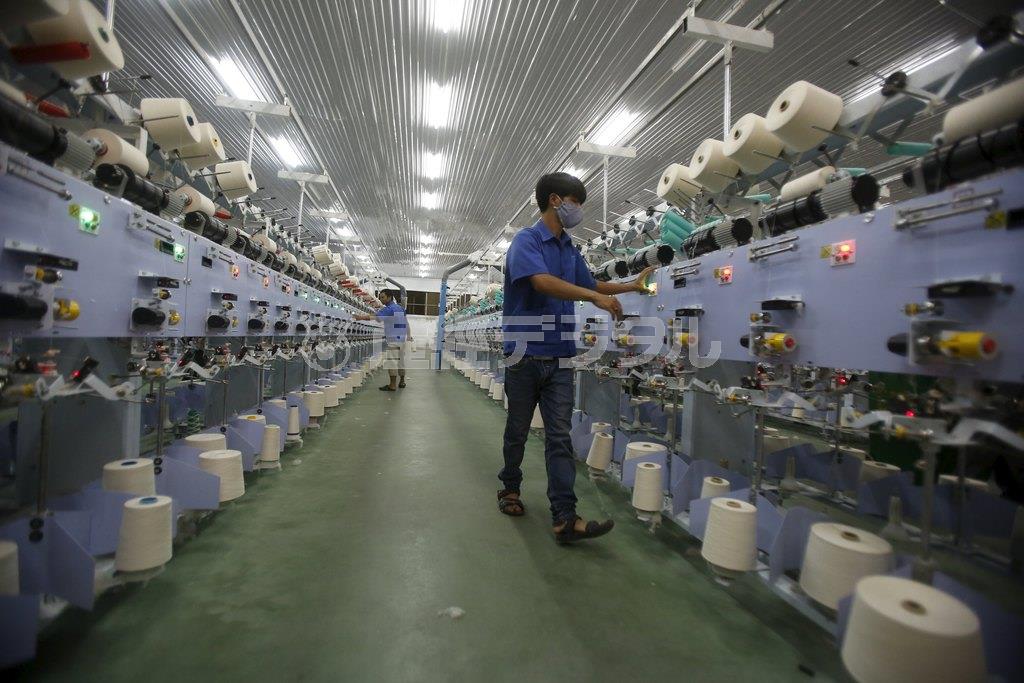 ベトナム・首都ハノイ近郊の繊維工場。環太平洋戦略的経済連携協定（ＴＰＰ）の大筋合意によって、ベトナムの対米繊維輸出は近い将来、関税ゼロとなる。東南アジア各国の企業にとってＴＰＰは、特徴さえあれば米国市場への参入機会を増大させる、おいしい協定だ＝２０１５年１０月７日（ロイター）