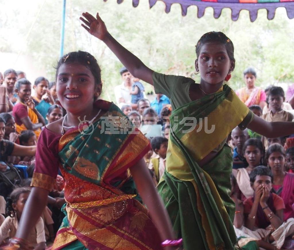 ダンスを披露してくれた女の子たち＝インド・タミルナドゥ州（ワールド・ビジョン・ジャパン撮影）