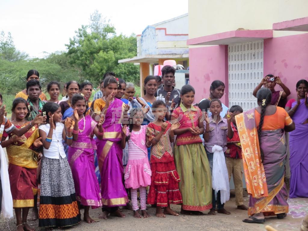 支援地では多くの村人や子供たちが出迎えてくれた＝インド・タミルナドゥ州（ワールド・ビジョン・ジャパン撮影）