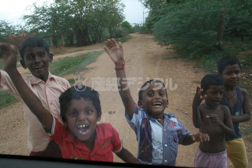 帰り際、車を追いかけて手を振ってくれた子供たち＝インド・タミルナドゥ州（ワールド・ビジョン・ジャパン撮影）